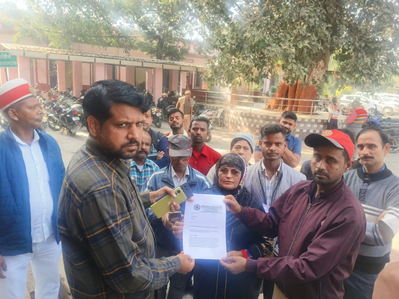 शाहजहांपुर: मूक-बधिरों की समस्याओं को लेकर उठाई मांग, सौंपा ज्ञापन