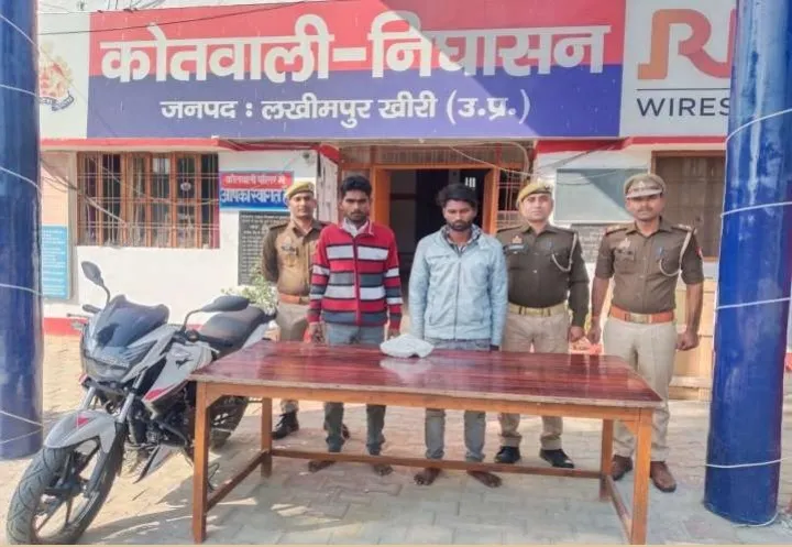 लखीमपुर खीरी: मंदिर से चोरी चांदी का छत्र और झालर बरामद, दो गिरफ्तार 