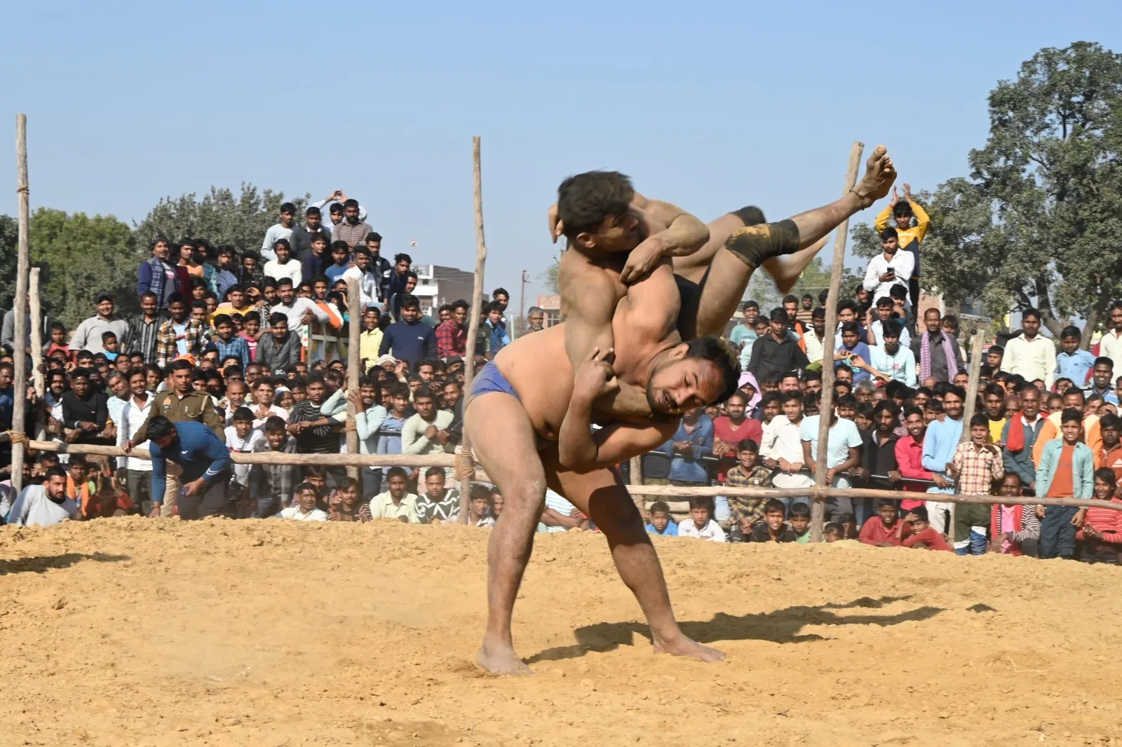 बाराबंकी: बलवान पहलवान ने बग्गा को चित कर जीती 21 हजारी कुश्ती