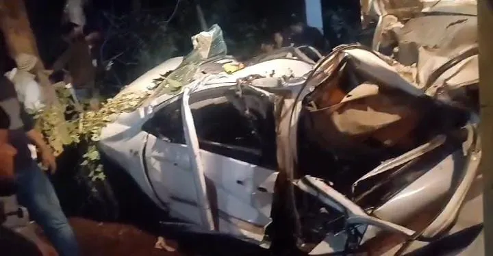 पीलीभीत में बड़ा हादसा, पलटने के बाद पेड़ से टकराई कार, चालक समेत 6 लोगों की मौत