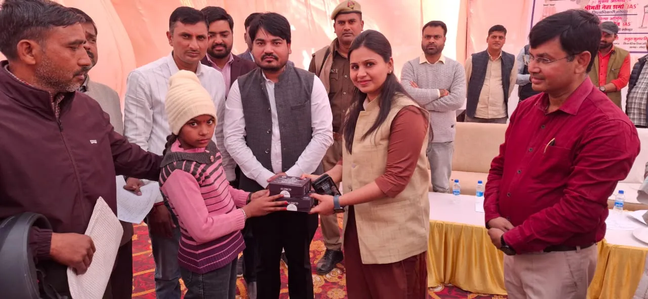 गोंडा: 124 दिव्यांग बच्चों को सीडीओ ने बांटे सहायक उपकरण, खिले चेहरे 