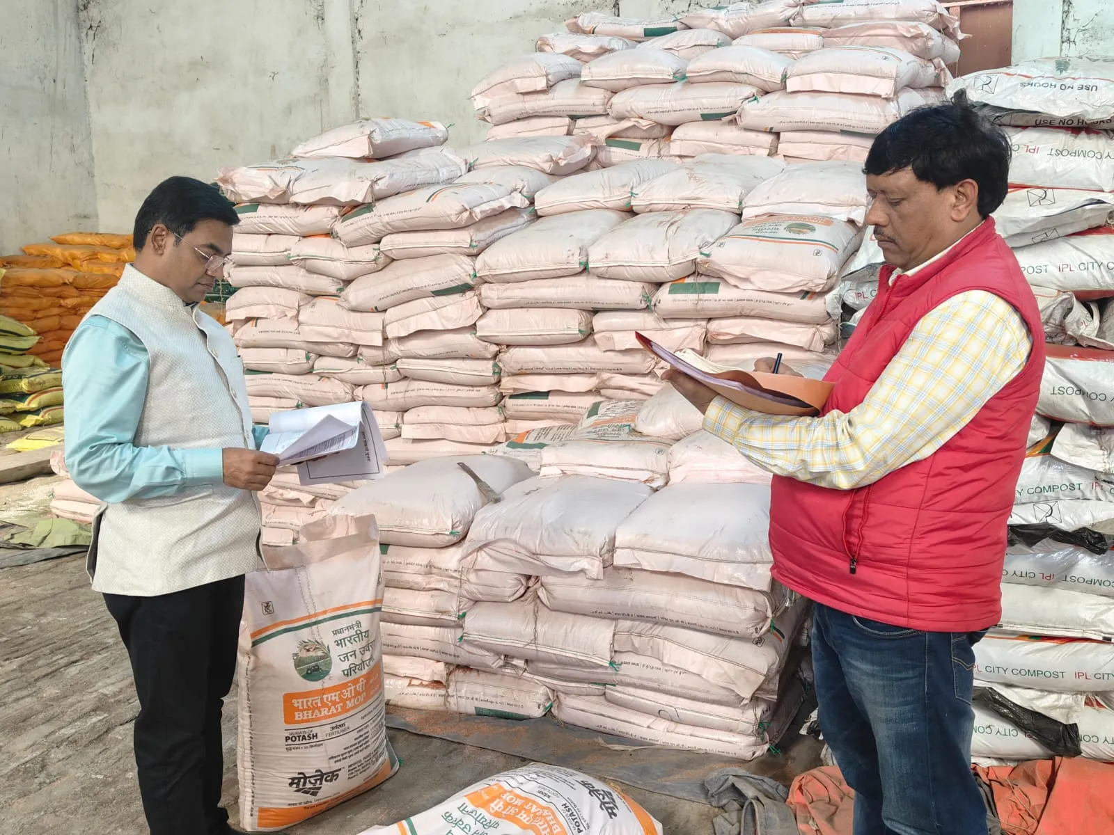 बाराबंकी: 51 उर्वरक बिक्री केंद्रों पर छापेमारी, खाद के 23 नमूने लेकर आठ को नोटिस