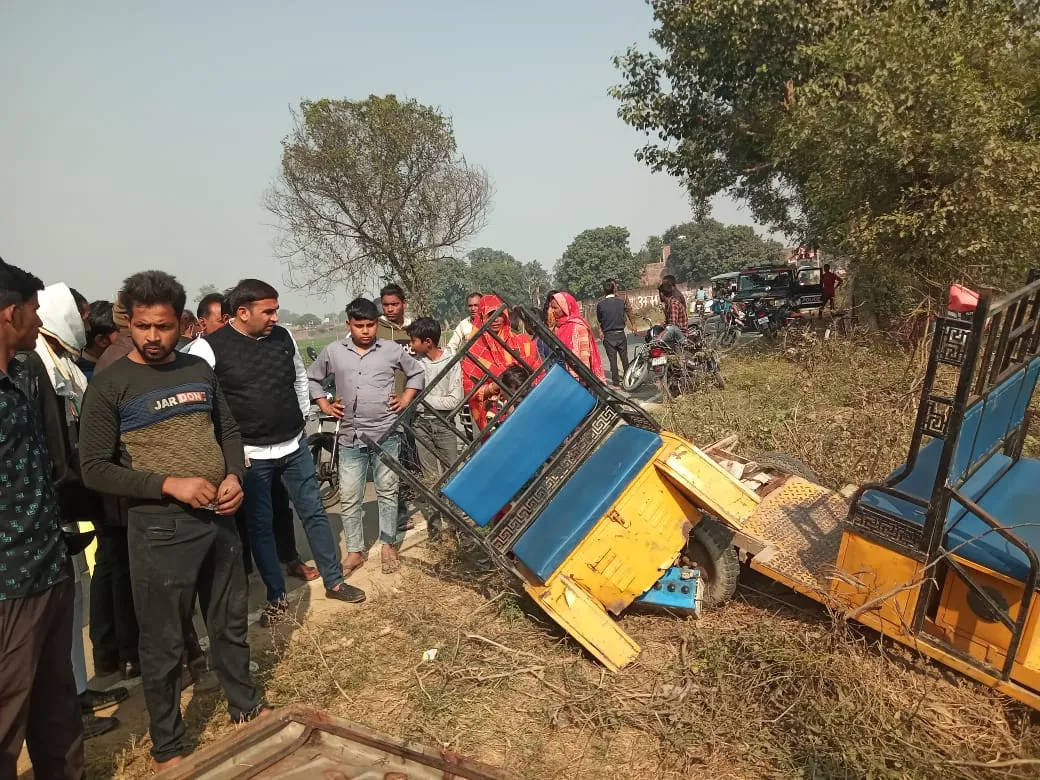 बदायूं: कार से टकराने के बाद ई-रिक्शा में जा घुसी बाइक, युवक की मौत