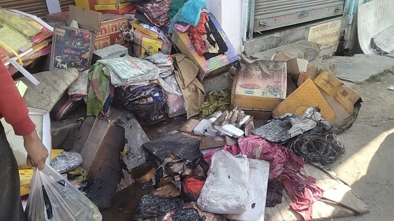 बहराइच: शॉर्ट सर्किट से कपड़े की दुकान में लगी आग, 8 लाख का नुकसान