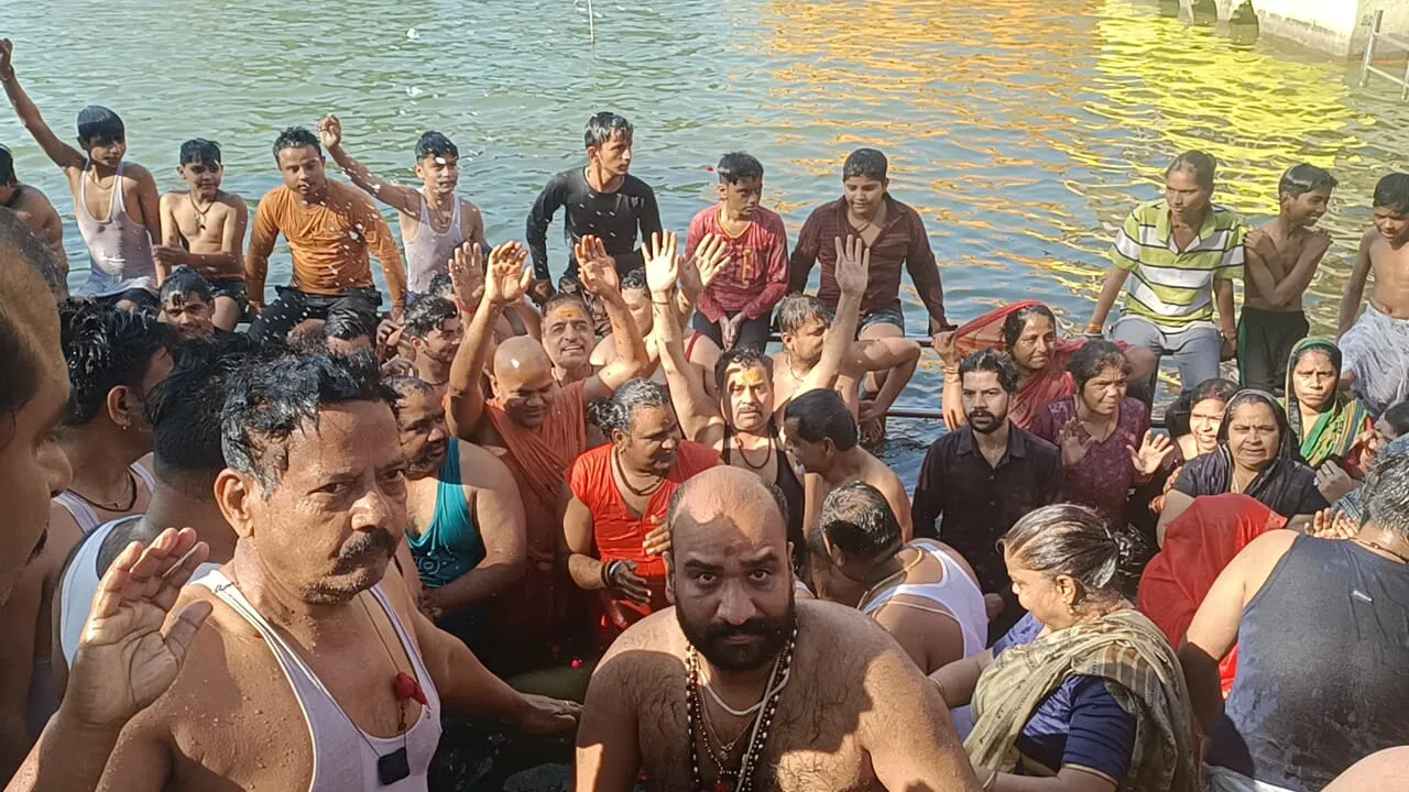 कासगंज: मोक्षदा द्वादशी...महामंडलेश्वर एवं महंत के स्नान के साथ शुरू हुआ शाही स्नान