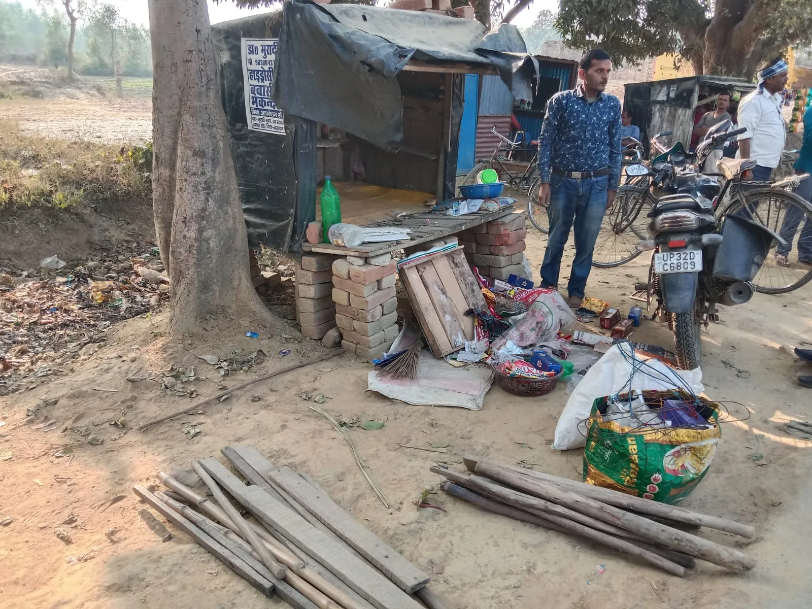 बाराबंकी: दो दर्जन गुमटियों और होटलों का टूटा ताला, लाखों का सामान और नकदी साफ