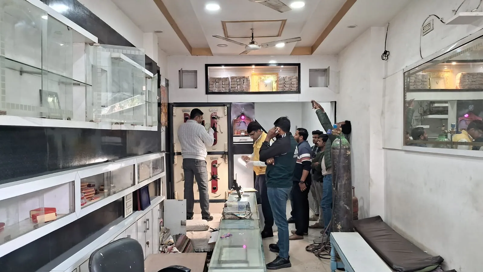 बदायूं: सराफा की दुकान से लाखों की चोरी, छत का जीना काटकर घुस अंदर