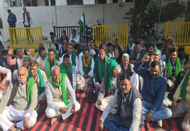 मुरादाबाद : मंडलायुक्त कार्यालय के बाहर अनिश्चितकालीन धरने पर बैठे सैकड़ों किसान, की ये मांग