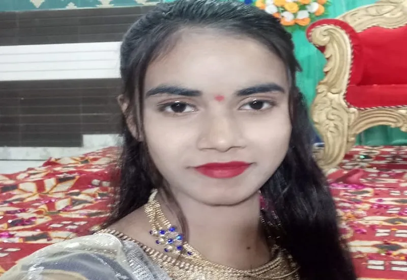 अमरोहा : पिकअप की टक्कर से खंदक में पलटा टेंपो, छात्रा की मौत...दो घायल