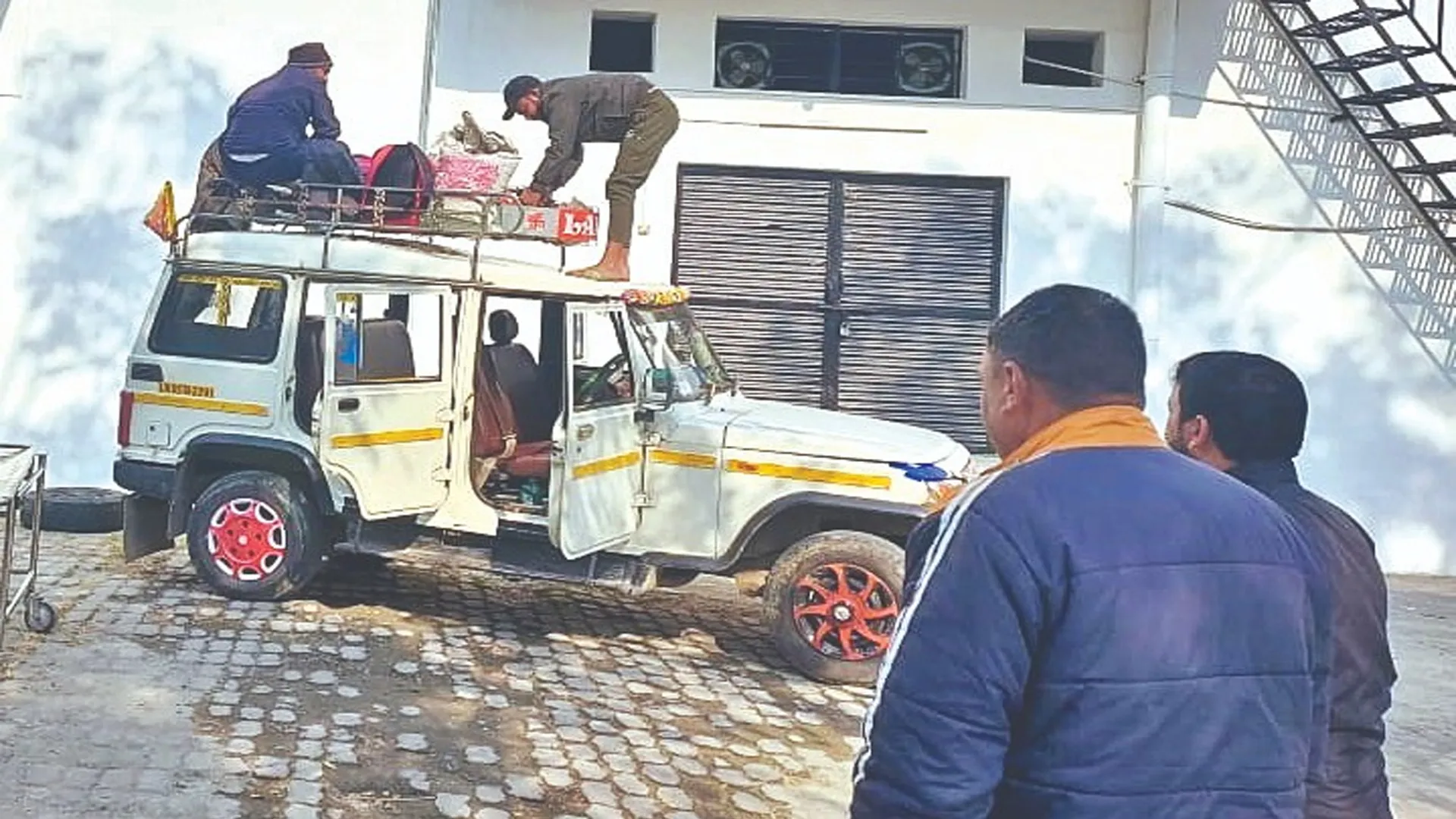 हल्द्वानी: नहीं पसीजा एंबुलेंस वालों का दिल तो टैक्सी की छत पर भाई का शव बांधकर लाई लाचार बहन