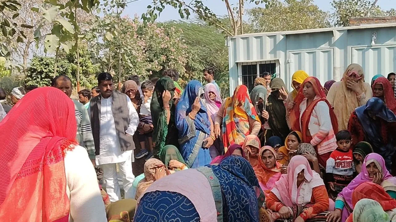 कन्नौज में सड़क हादसे में आठ लोगों की मौत का मामला: कंपनी ताला डालकर हो गई फरार, परिजनों ने किया हंगामा