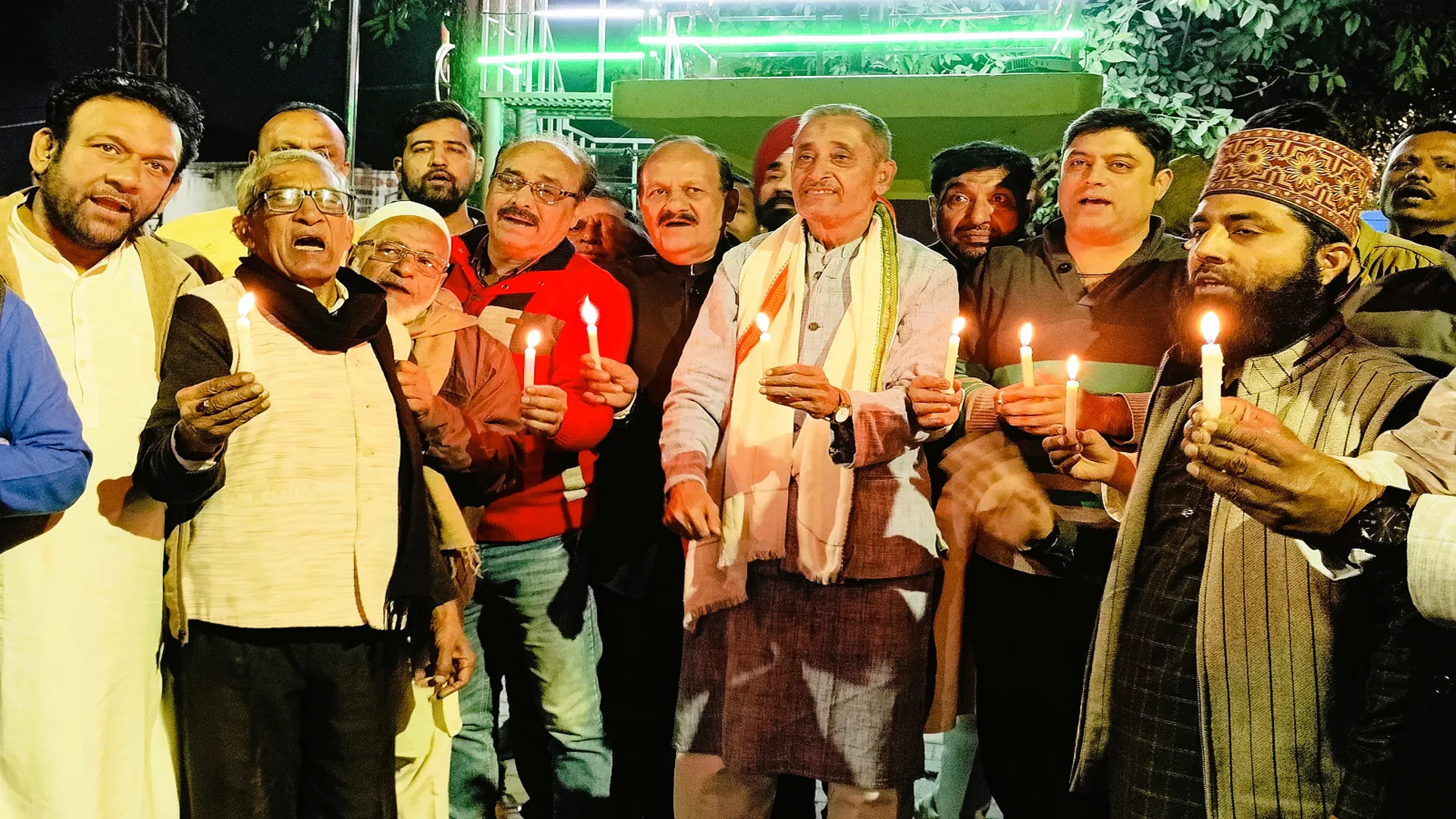 मुरादाबाद: कैंडल मार्च निकाल कर कांग्रेसियों ने सरकार को सद्बुद्धि देने की प्रार्थना की