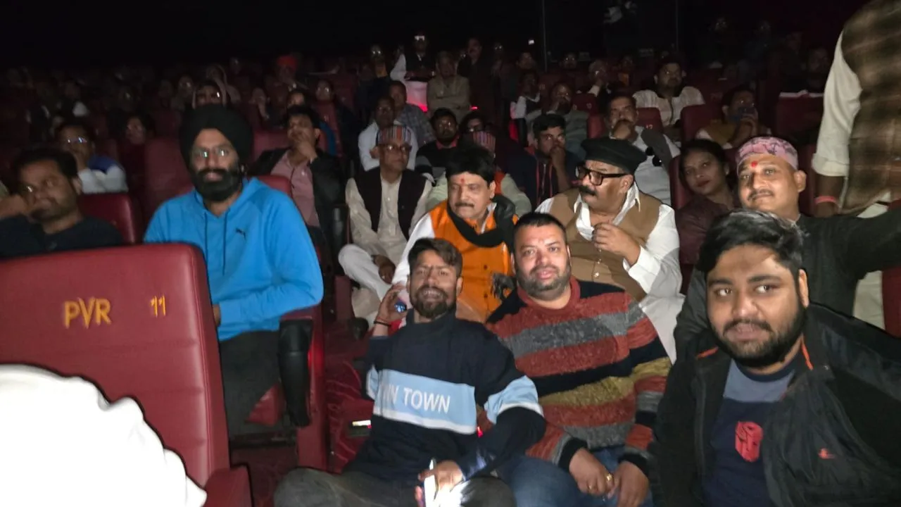 Kanpur: सीटें भर गईं तो जमीन पर बैठकर भाजपाइयों ने देखी फिल्म, महेश त्रिवेदी बोले- 'साबरमती रिपोर्ट' ने कारसेवकों को श्रद्धांजलि अर्पित की