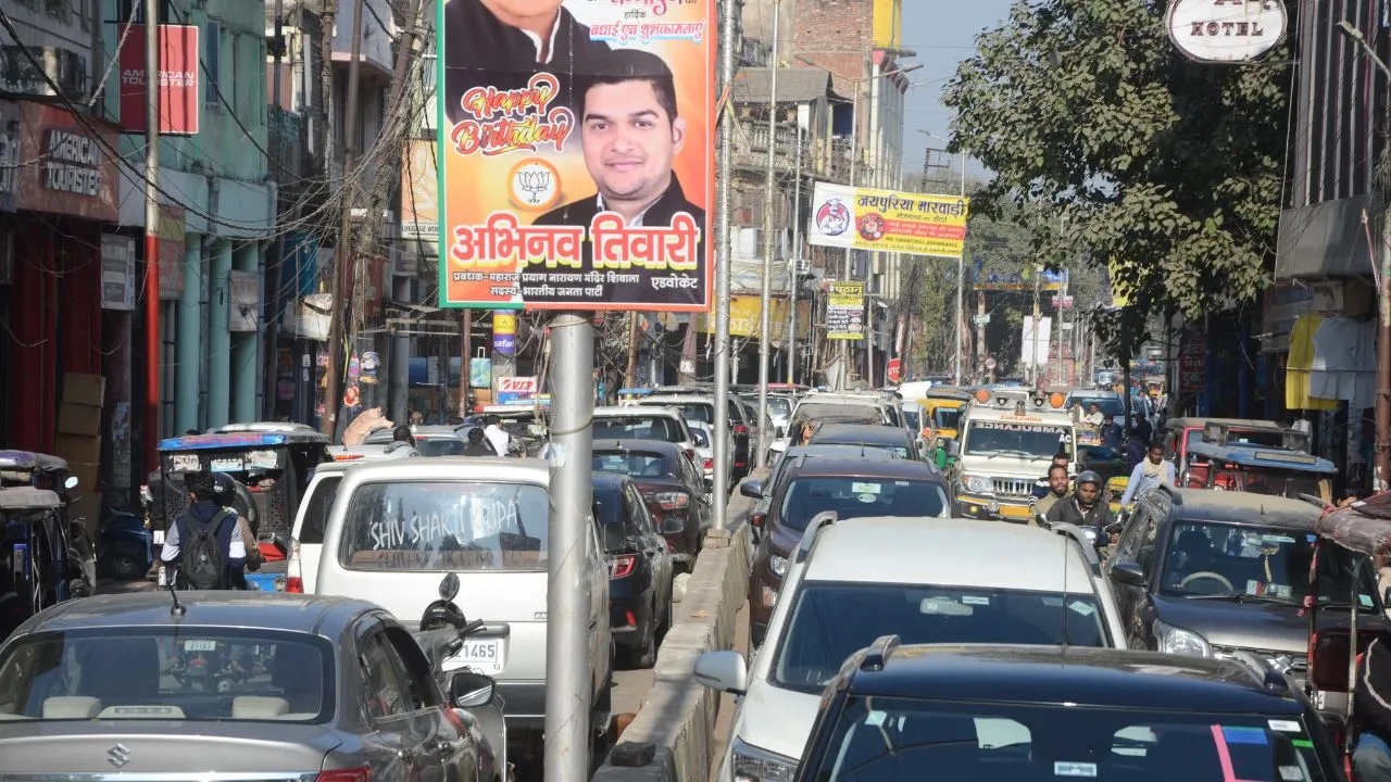 Kanpur: मेस्टन रोड में डिवाइडर पर पार्किंग गला कसती, अतिक्रमण लगाता फंदा, यातायात सुधारने को की जा रही कोशिशें नाकाम