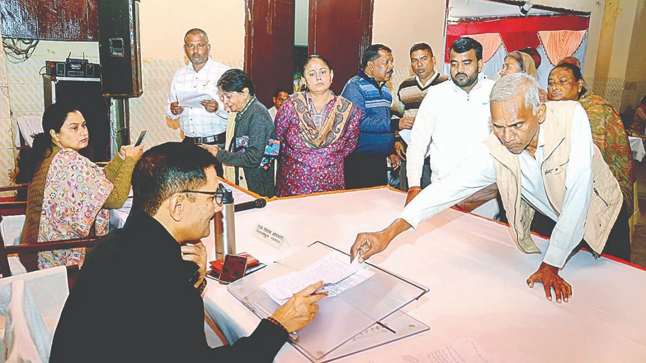 Kanpur: गलत आख्या पर होगी दंडात्मक कार्रवाई...जिलाधिकारी ने अधिकारियों को चेताया, कहा- लापरवाही नहीं होगी बर्दाश्त