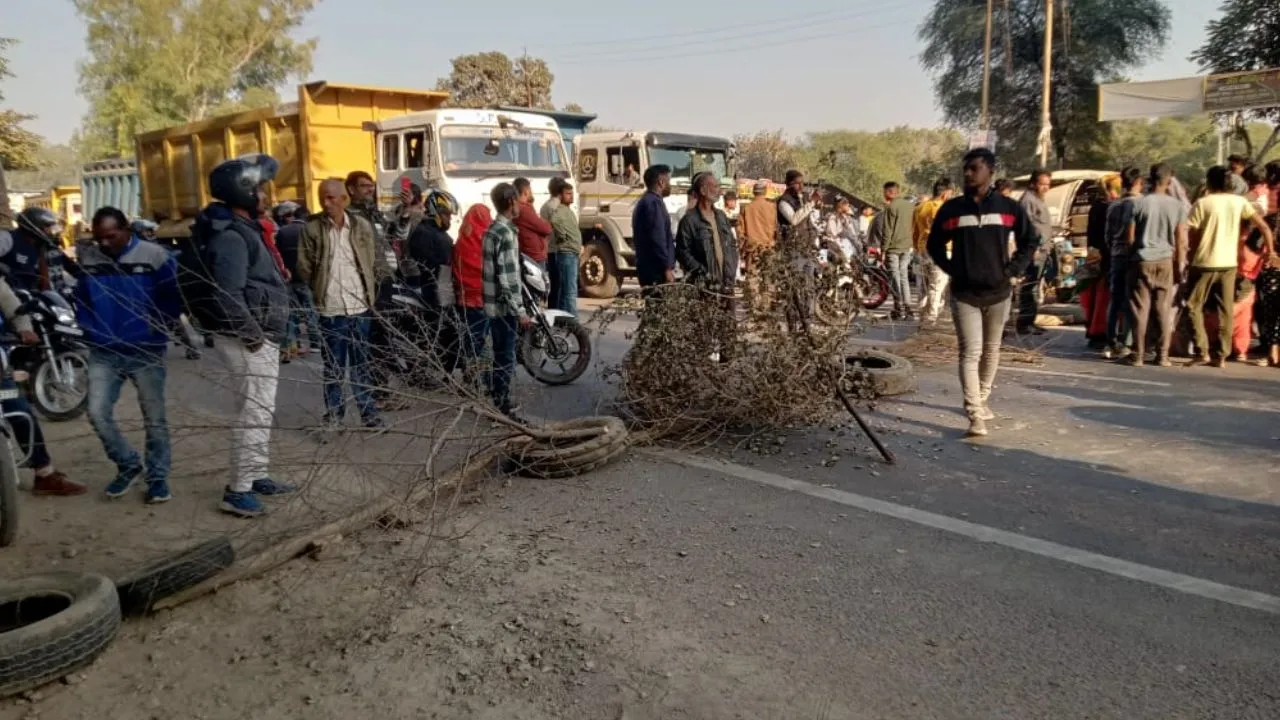कानपुर में ट्रक ने बाइक में मारी टक्कर: हादसे में दो लोगों की मौत, आक्रोशित परिजनों ने जमकर किया हंगामा