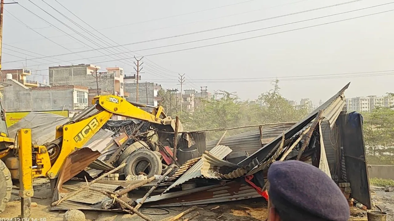 कानपुर में पनकी गंगागंज और शताब्दी नगर में फिर गरजा बुलडोजर: फुटपाथ और सड़क पर अवैध रूप से अतिक्रमण किये कब्जों को ढहाया