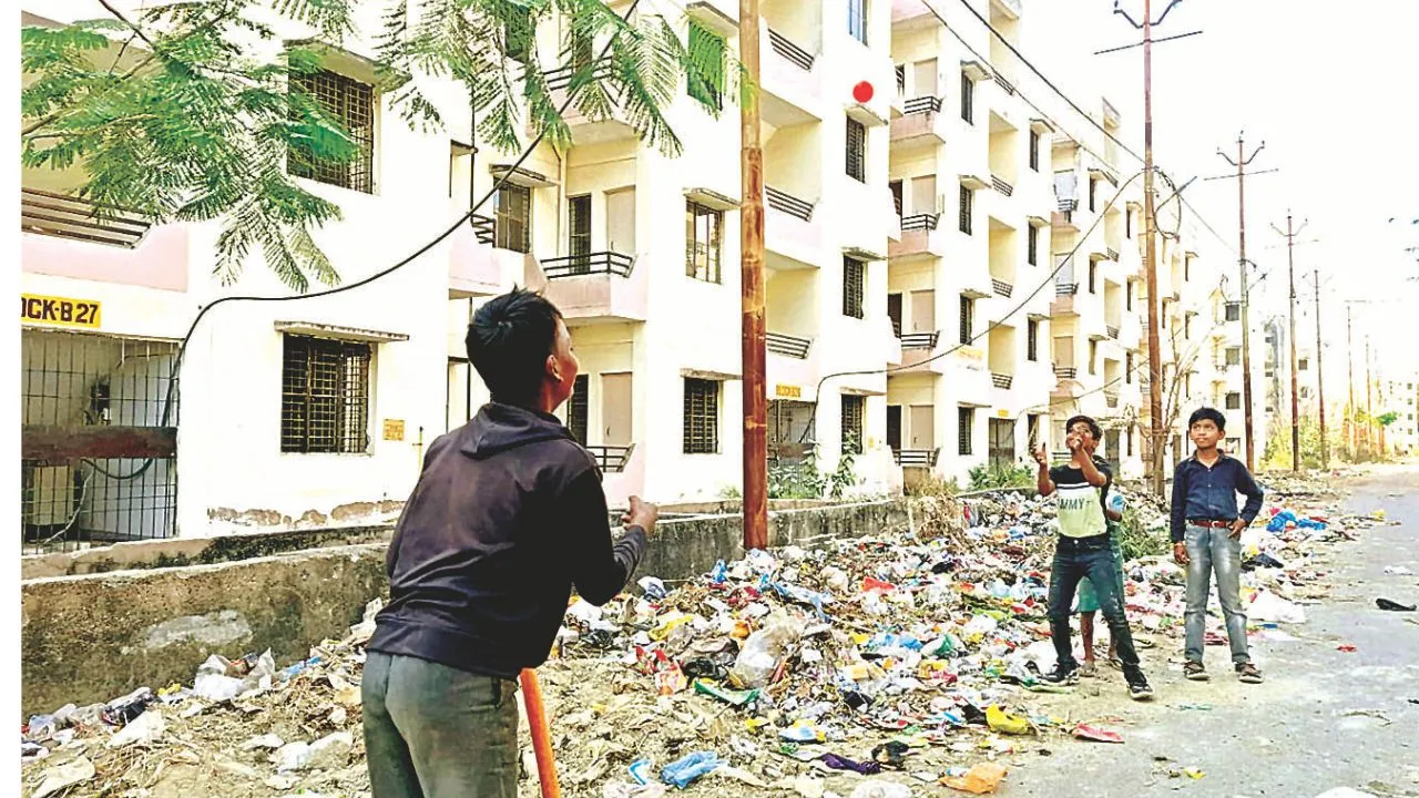कानपुर में केडीए के फ्लैटों में आईं दरारें, लिफ्ट में लग गई जंग: शताब्दी नगर में बनाए गये फ्लैट्स दुर्दशाग्रस्त, कूड़े में खेलने को मजबूर बच्चे