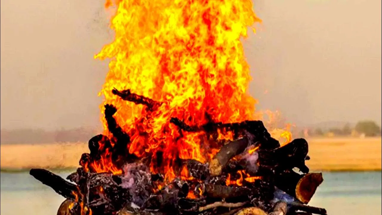 Bareilly: गांव में नहीं हुई किसी की मौत, फिर भी जलती दिखी चिता, श्मशान भूमि में नजर पड़ते ही मचा हड़कंप