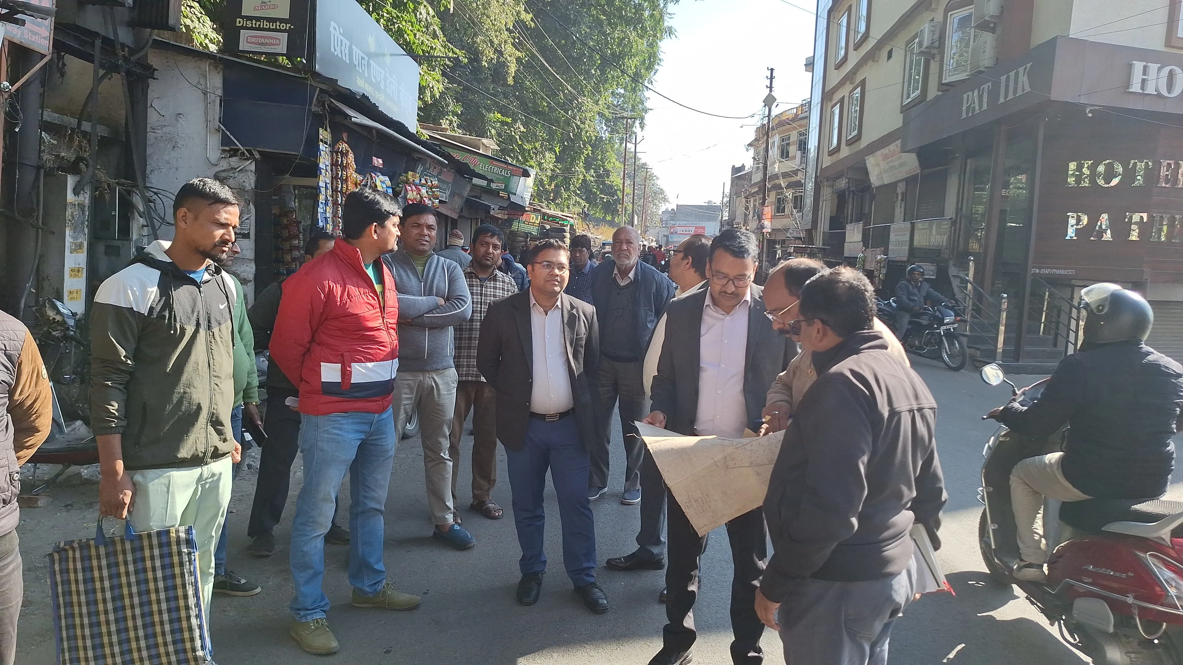 हल्द्वानी में रेलवे स्टेशन से  तिकोनिया तक सड़क चौड़ीकरण के लिए अतिक्रमण चिन्हित 