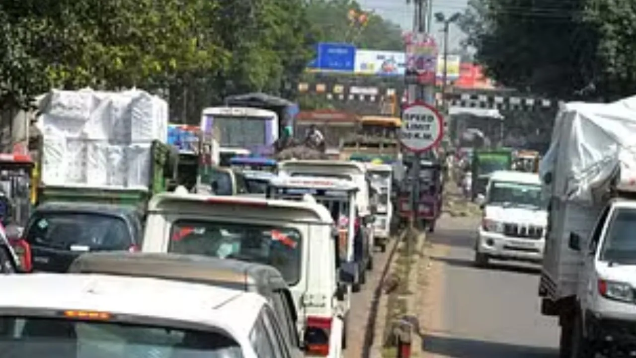 Kanpur: जरीब चौकी से हटेंगे चौड़े आईलैंड व खंभे, क्रासिंग बंद होने पर दूसरी लेन में घुसने वाले वाहनों का होगा चालान, जानिए पूरा मामला