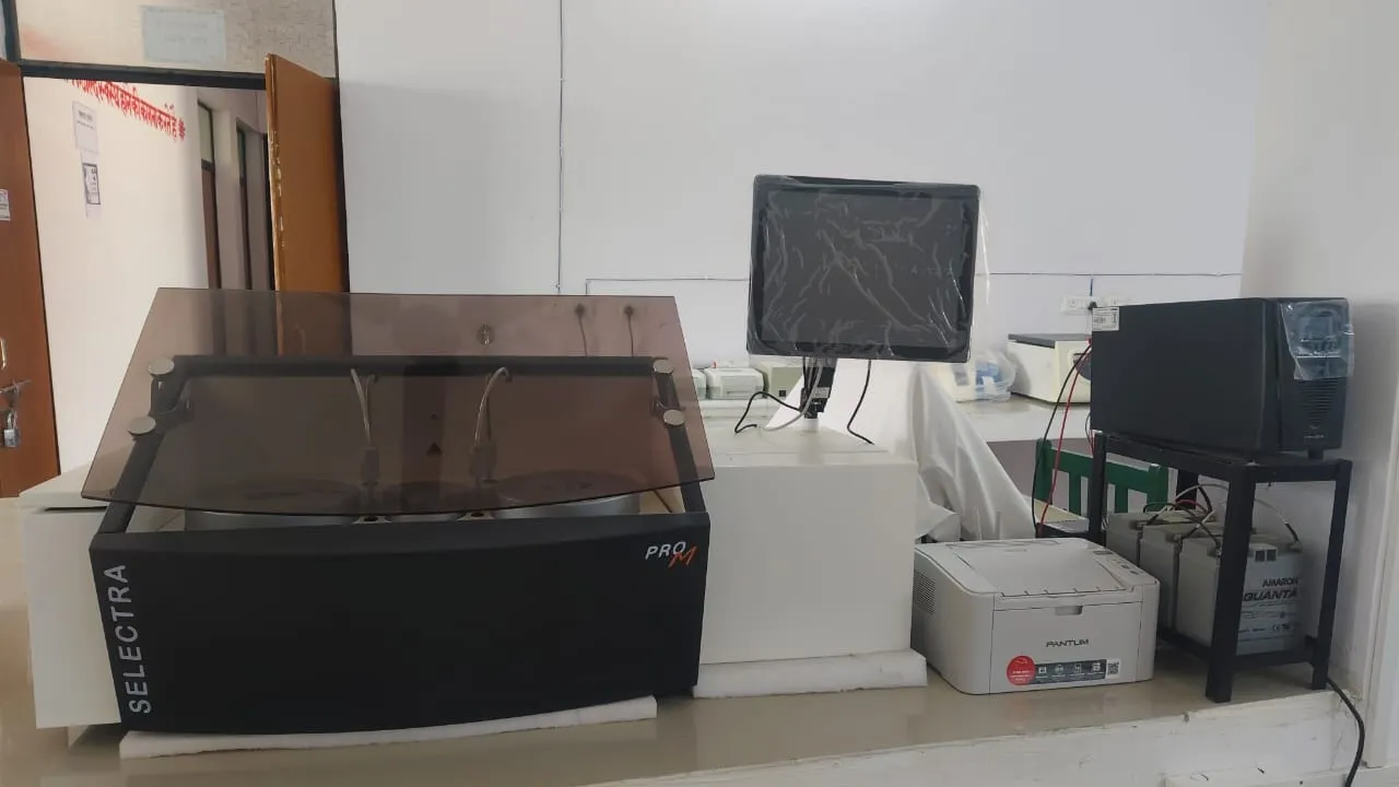 Ayodhya News : तकनीशियन के अभाव में धूल चाट रही लाखों की जांच मशीन