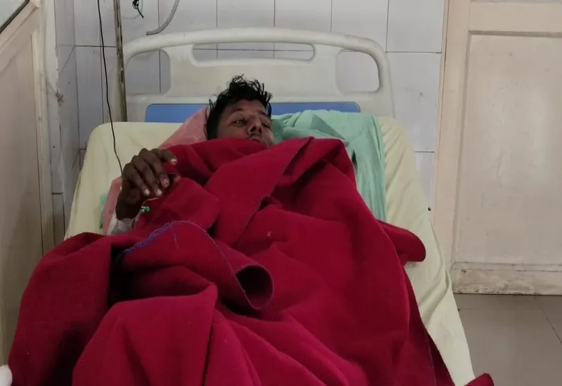 मुरादाबाद : ट्रेन से उतरते समय कटा युवक का हाथ, जिला अस्पताल में भर्ती