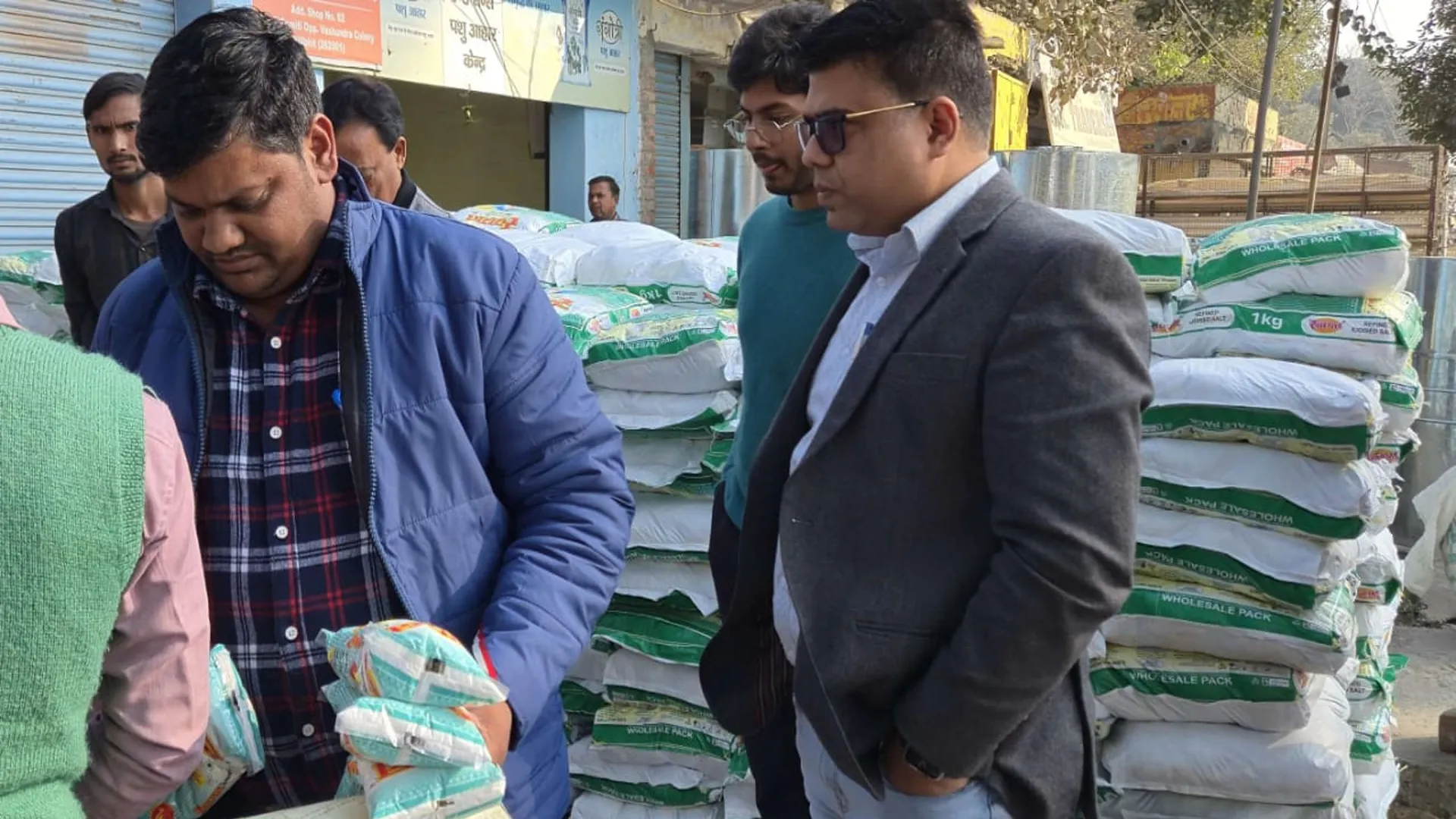 पीलीभीत:  क्या आपका नमक खाने लायक है...? जानिए अफसर क्यों लेने पहुंचे सैंपल