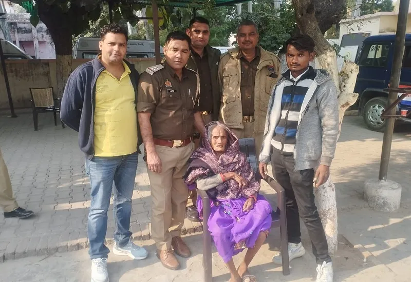 Moradabad News : भटकती मिली 85 वर्षीय वृद्धा, पुलिस ने सोशल मीडिया की मदद से परिवार से मिलवाया