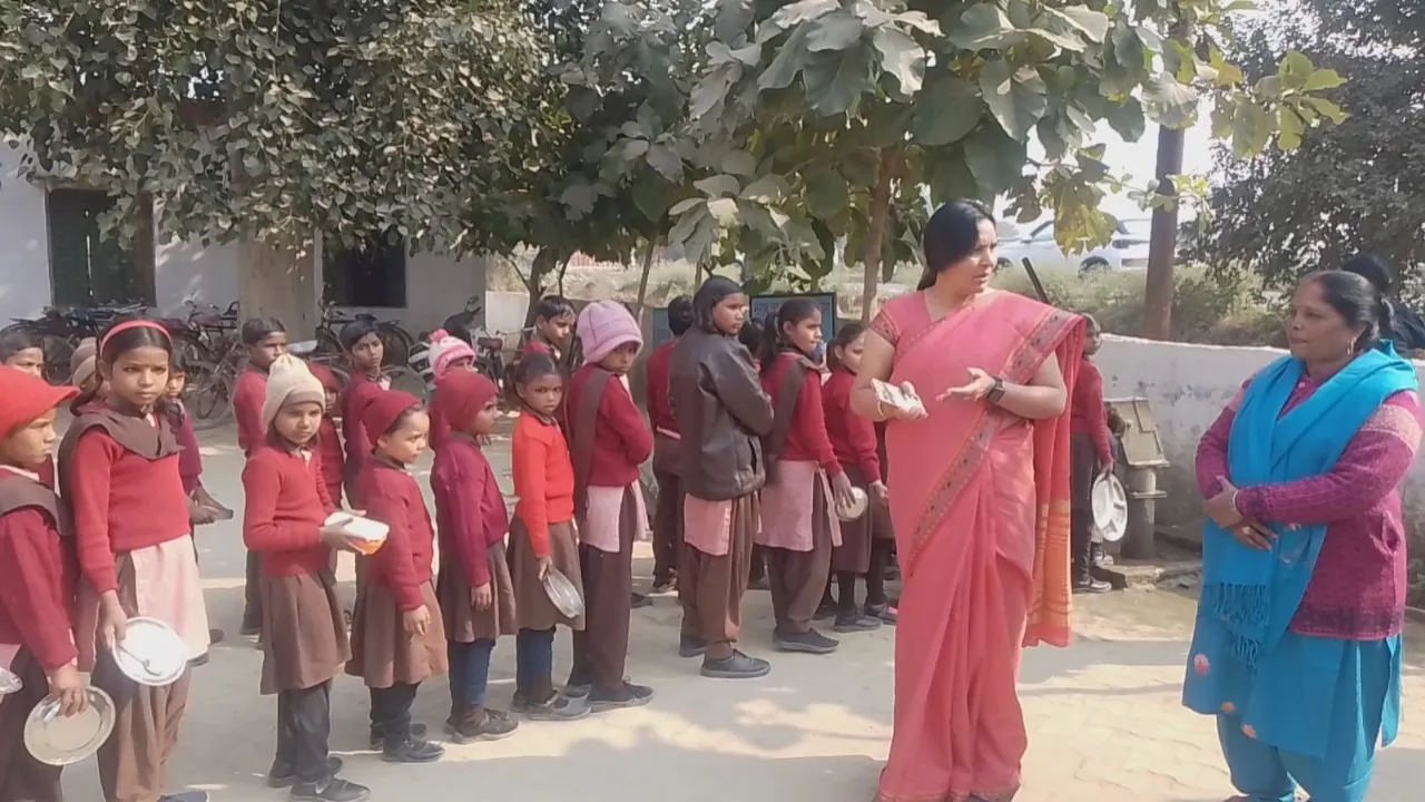 kannauj news : बच्चों को नाली के पास जमीन पर बैठे देख भड़कीं सदस्य