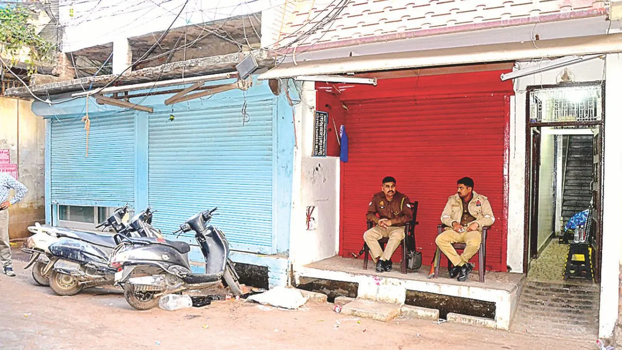 कानपुर में आयकर और जीएसटी छापेमारी के विरोध में बर्तन बाजार बंद: व्यापारियों ने अधिकारियों पर उत्पीड़न का लगाया आरोप