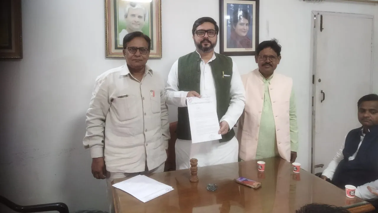 Barabanki News : सेवानिवृत्त कर्मचारियों ने सांसद को सौंपा मांगपत्र, कहा अल्प पेंशन में कैसे कटे जीवन