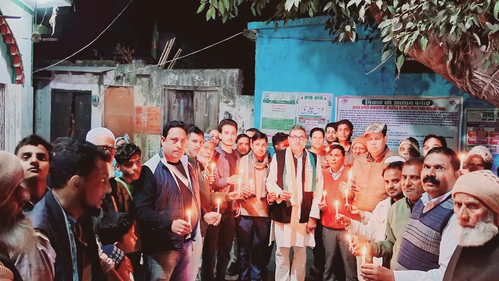 बदायूं: कांग्रेसियों को नहीं निकालने दिया कैंडल मार्च, पुलिस ने छीन लीं मोमबत्तियां