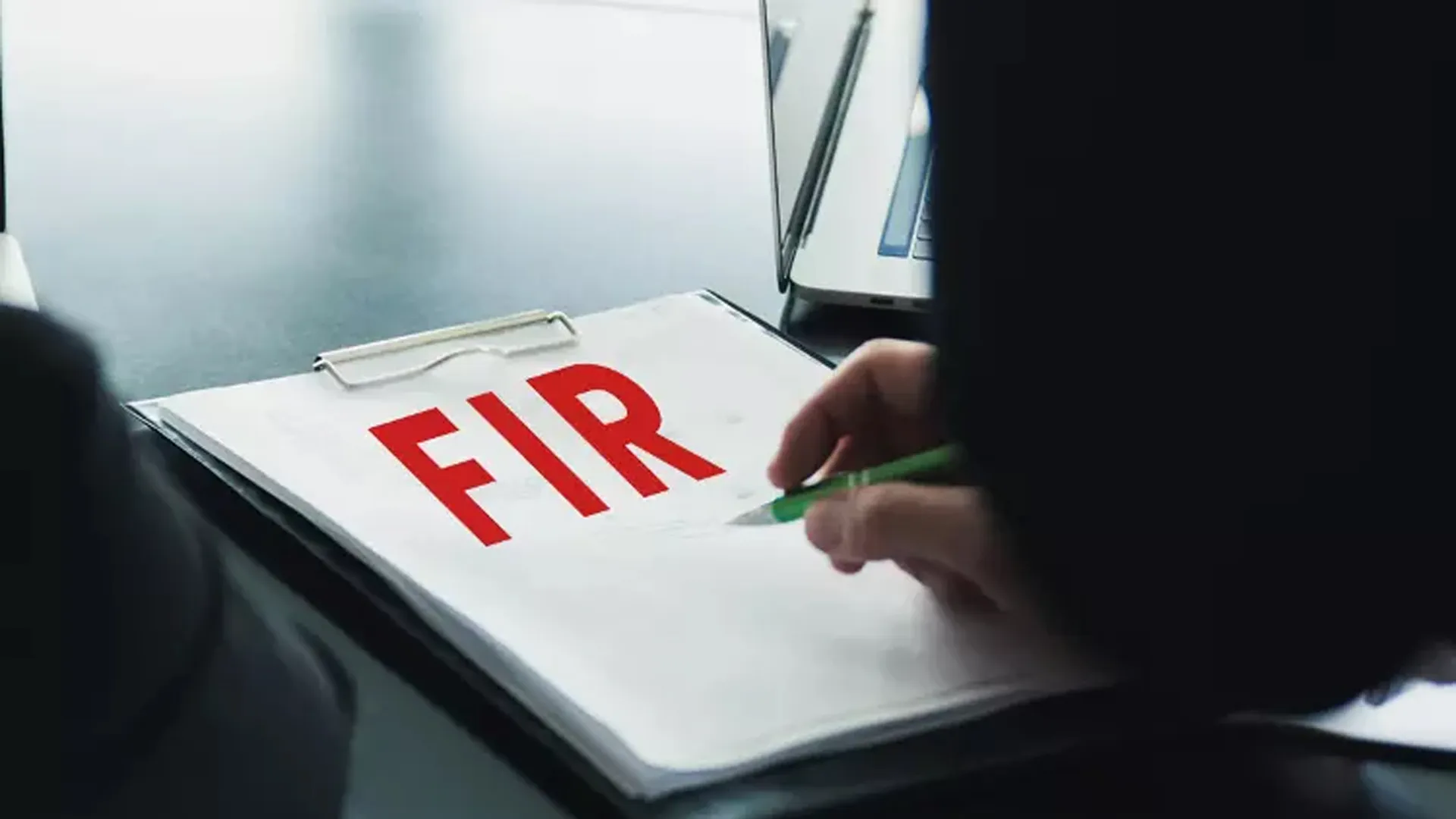 लखीमपुर खीरी: आबकारी इंस्पेक्टर के साथ अभद्रता, चार के खिलाफ रिपोर्ट दर्ज