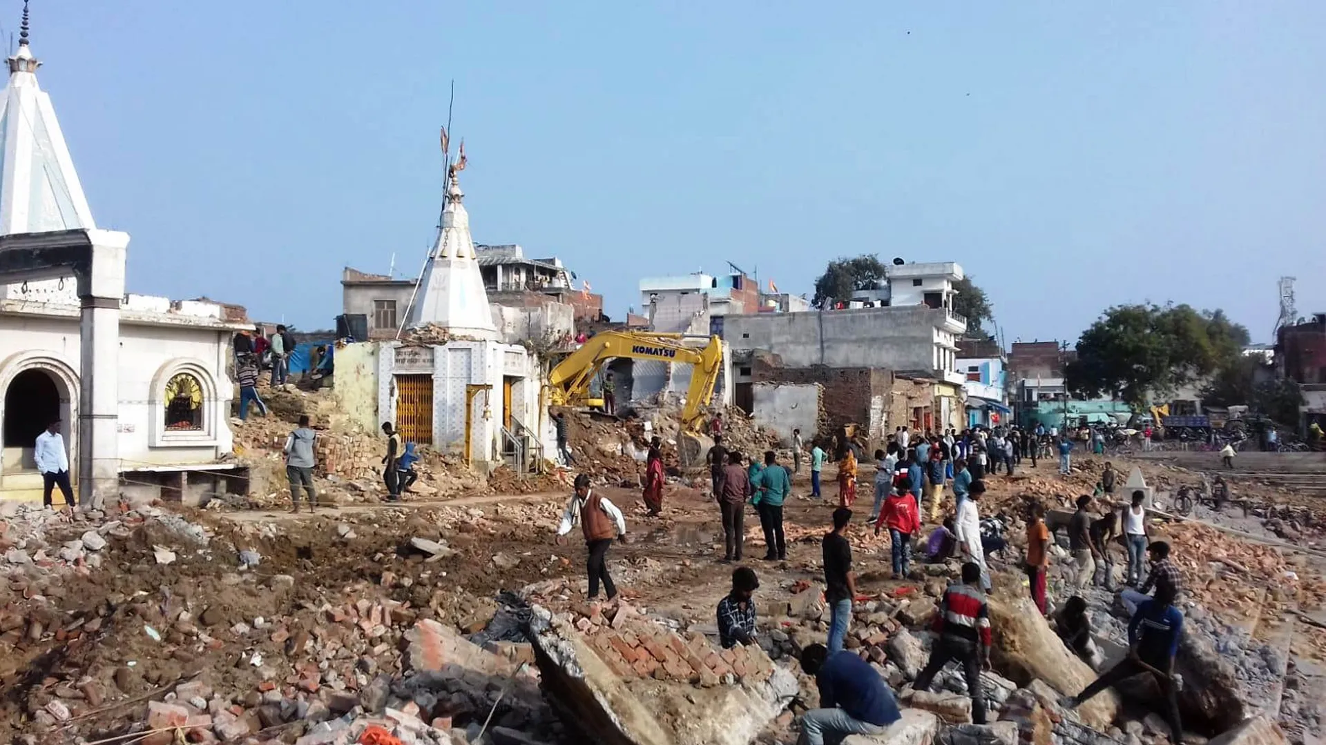 लखीमपुर खीरी: सोमवती अमावस्या पर श्रद्धालुओं के लिए शिव मंदिर जाने का रास्ता कराया जा रहा साफ