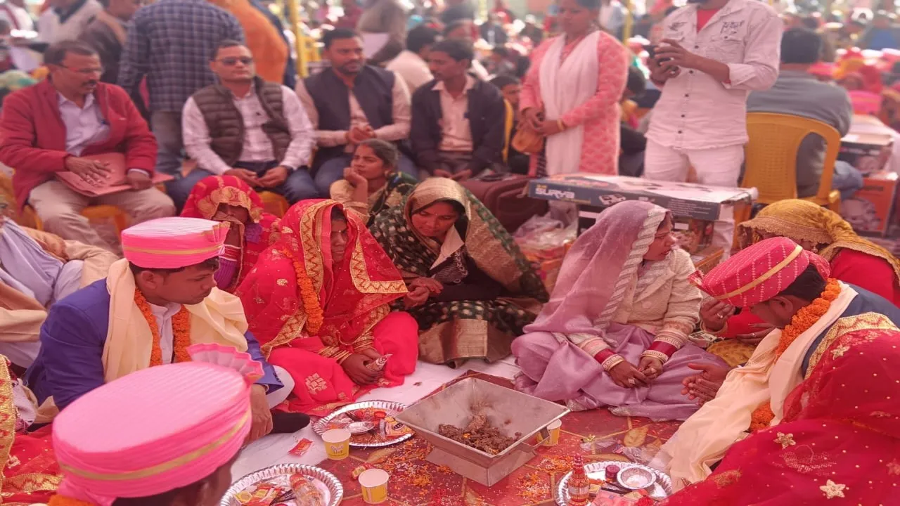 मुख्यमंत्री सामूहिक विवाह:153 जोड़े विवाह के बंधन में बंधे, लंच पैकेट न मिलने से नाराज हुये लोग