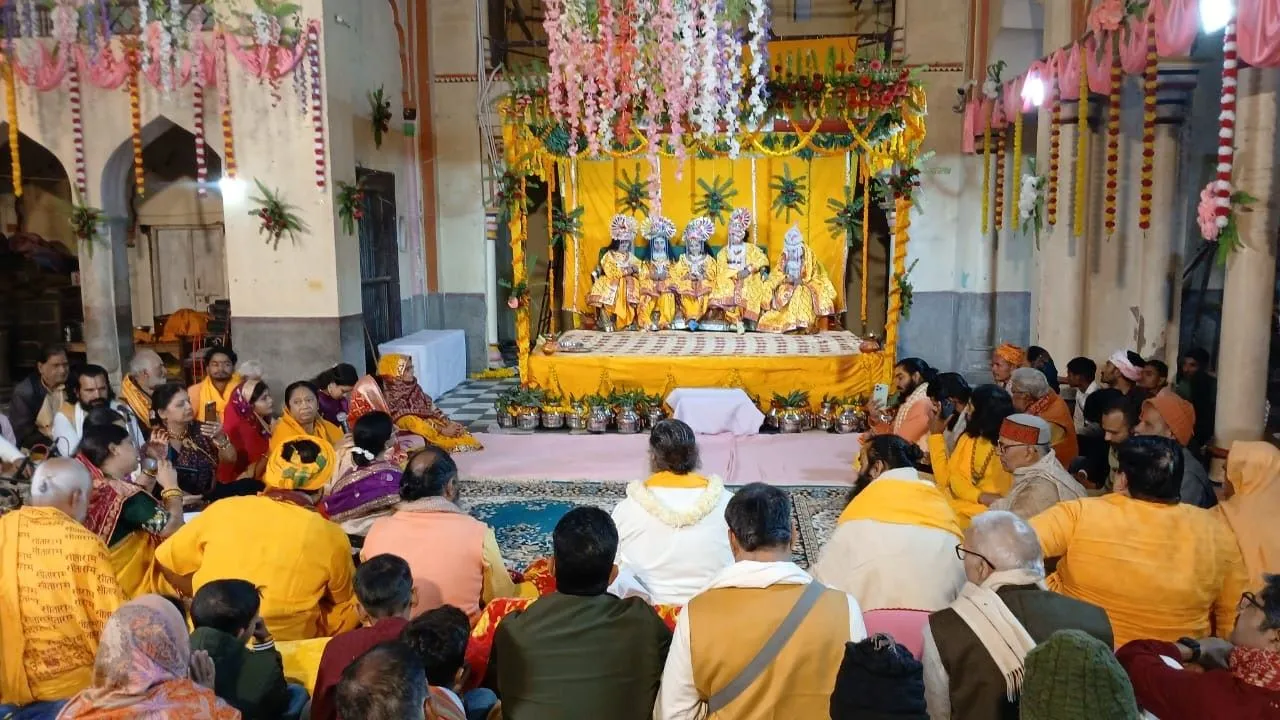 अयोध्या में 'श्रीराम-सीता विवाह' के बाद 'कलेवा' रस्म में उमड़े श्रद्धालु