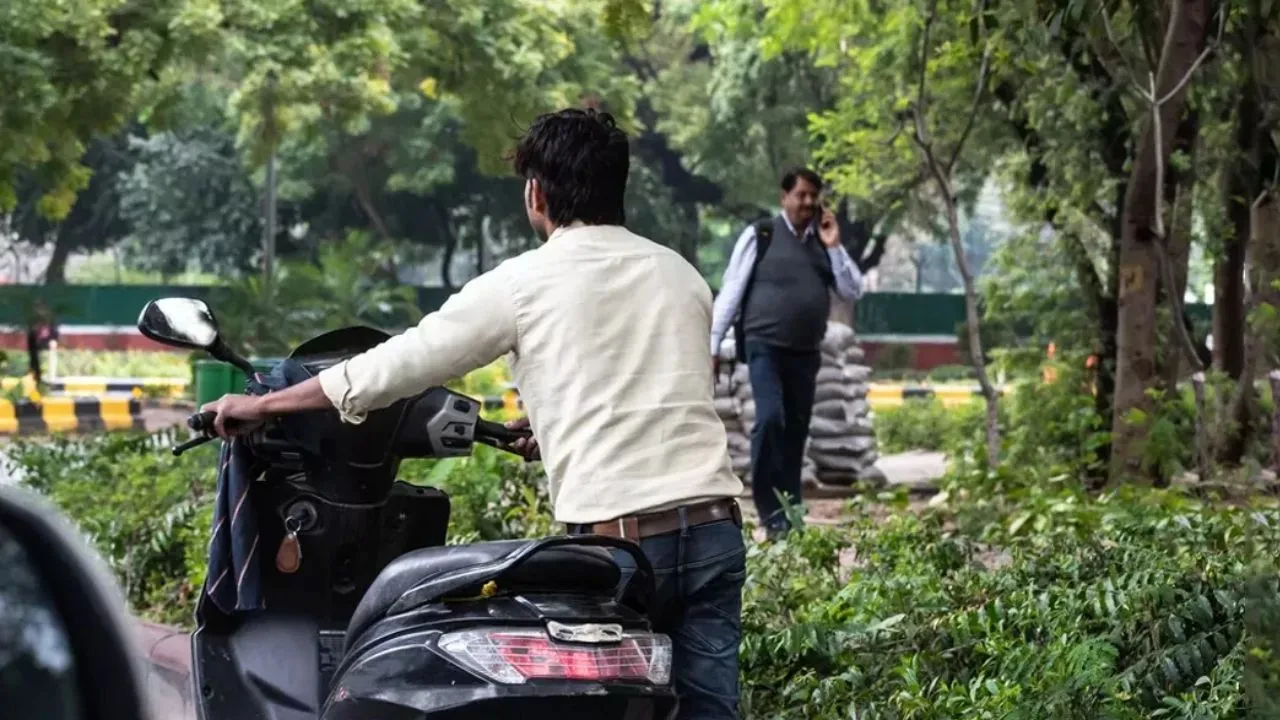 यूपी में अजब-गजब मामला: एक ही नंबर पर दो अलग-अलग दौड़ रहीं स्कूटी...ऐसे सामने आया मामला