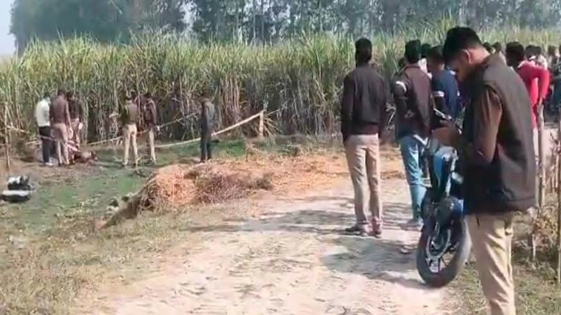 पीलीभीत: खेत में युवक का अधजला शव मिलने से हड़कंप, हत्या कर फेंके जाने की आशंका