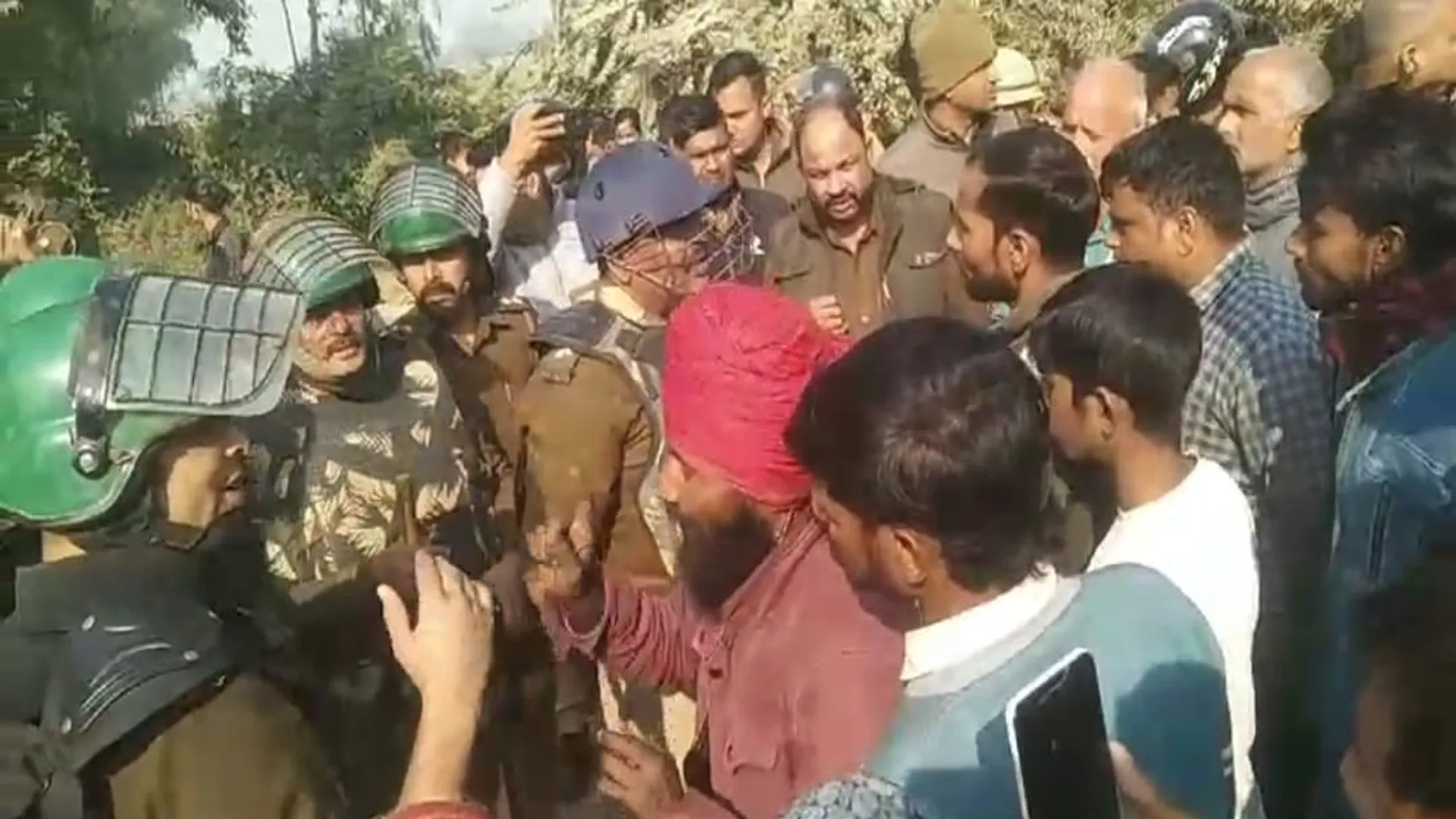 कासगंज: युवक की हत्या का आरोप लगाकर नहीं उठने दिया शव तो पुलिस ने कर दिया लाठीचार्ज