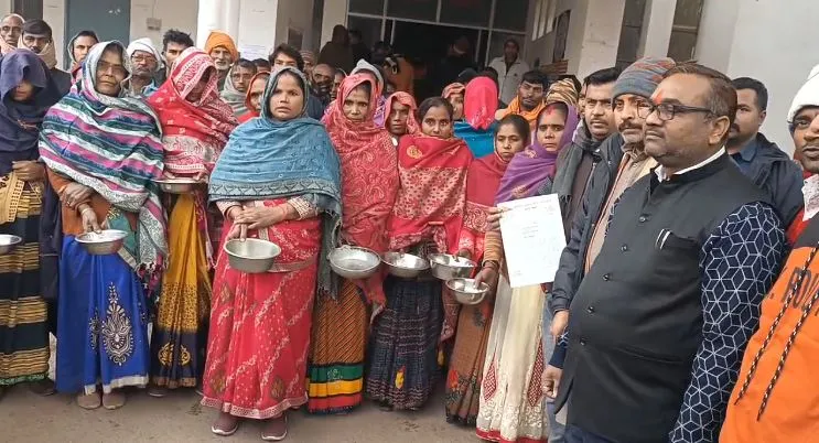 पीलीभीत: हाथ में कटोरा लेकर न्याय मांगने पहुंची महिलाएं और ग्रामीण, दे डाली चक्का जाम की चेतावनी 