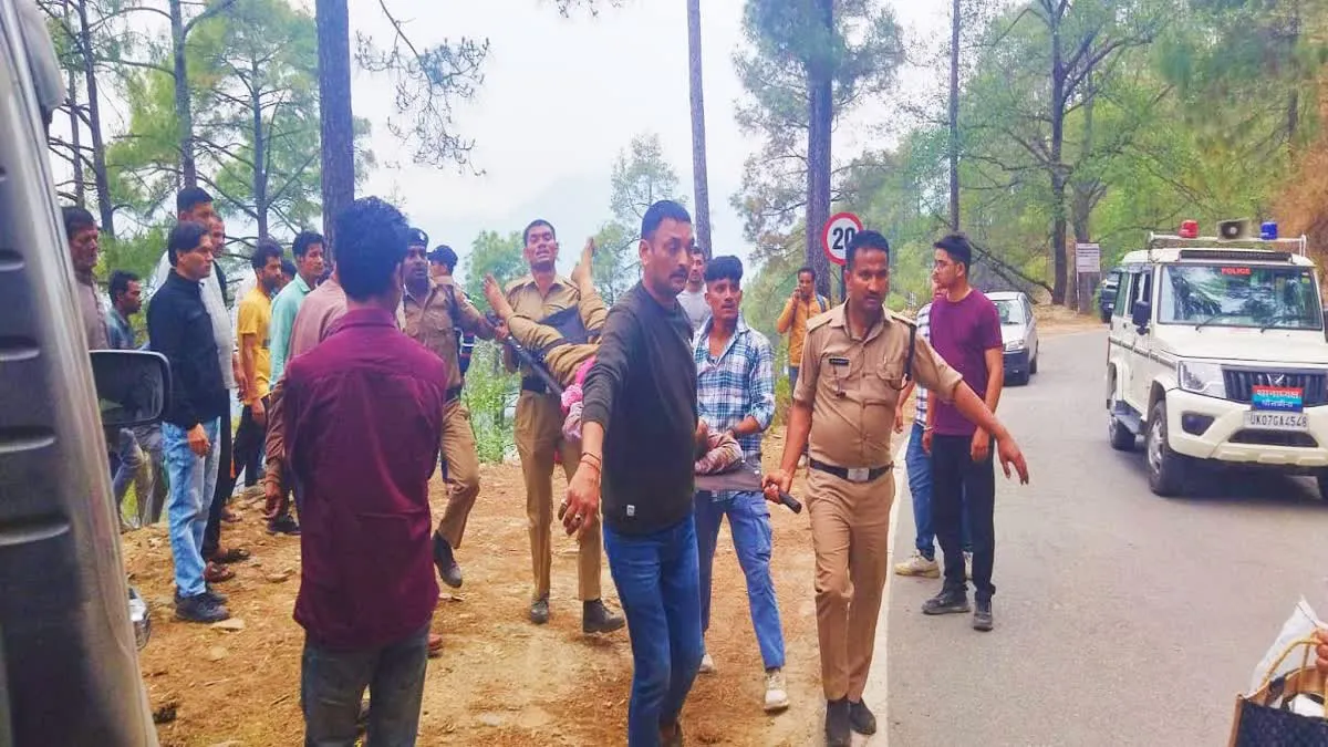 अल्मोड़ाः धौलछीना में खाई में गिरी कार, दो की मौत एक घायल  