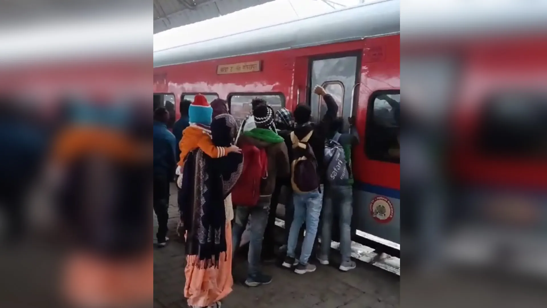 कासगंज: अंत्योदय एक्सप्रेस के नहीं खुले गेट, चिल्लाते रहे यात्री...जानिए पूरा मामला