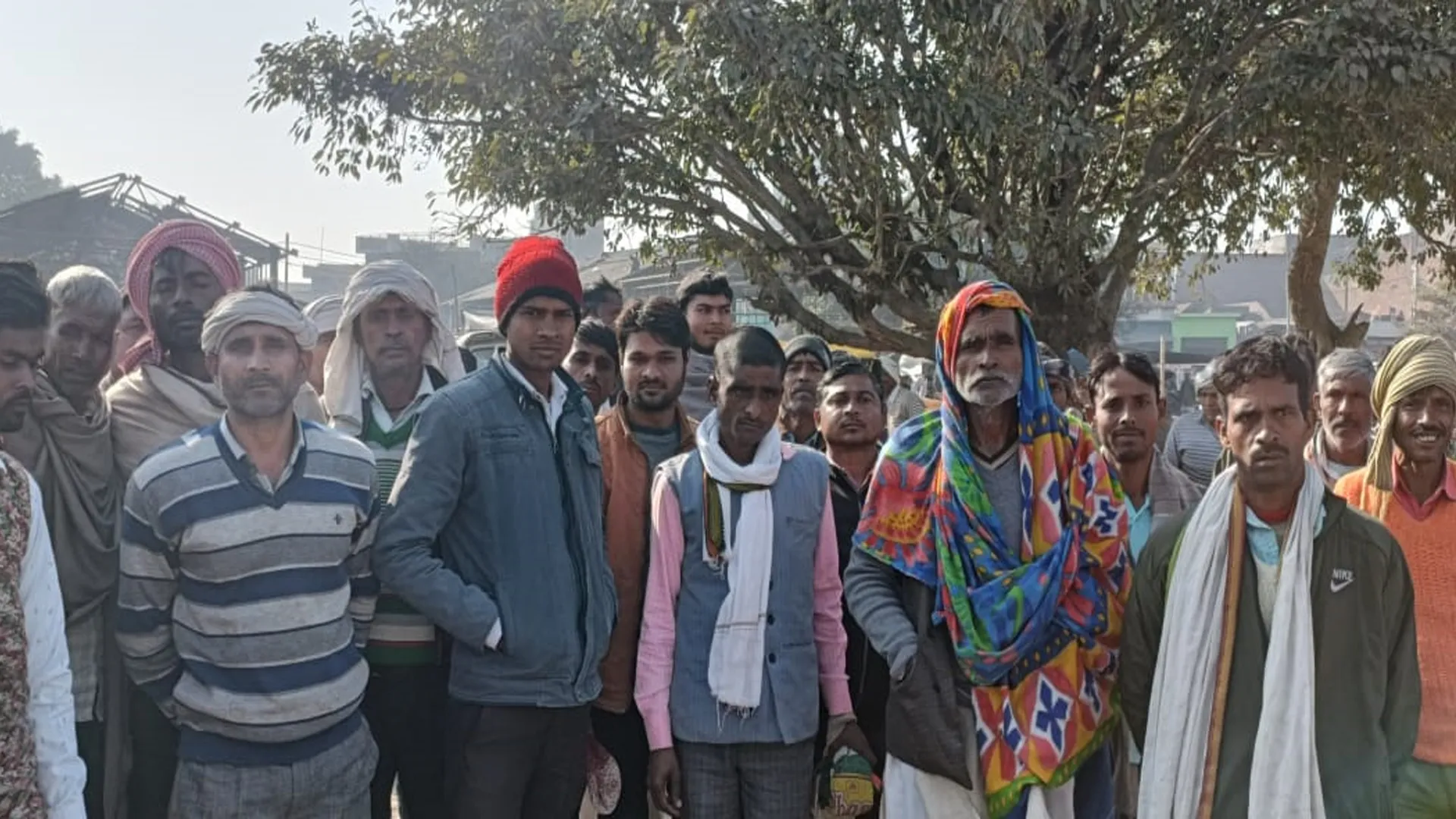 संभल : पशु चोरी कर भागे बदमाशों को ग्रामीणों ने घेरा