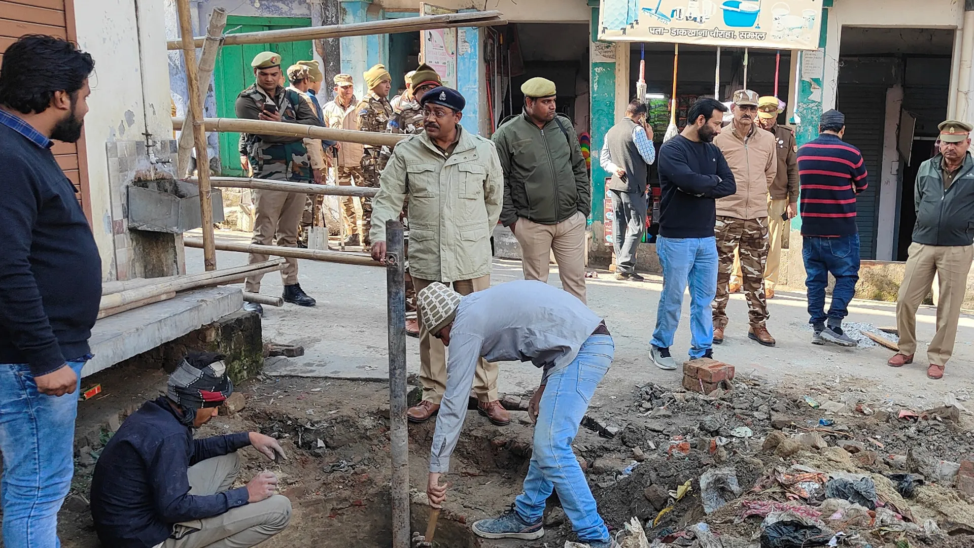 संभल में जामा मस्जिद से 50 मीटर दूर मिला प्राचीन कुंआ, खोदाई शुरू