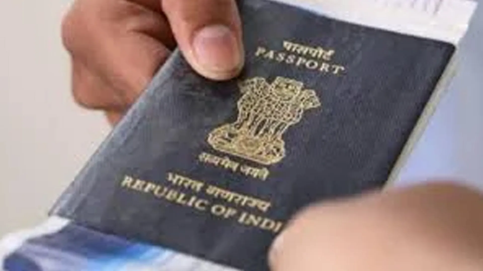 पीलीभीत: विवाहिता की गुहार! साहब मेरे पति का जब्त करा लो पासपोर्ट, नहीं तो...