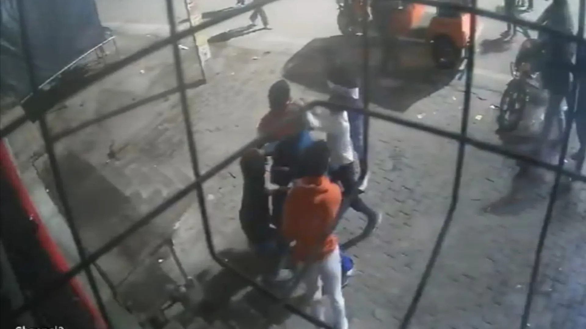 कासगंज: फ्री में खाई चाऊमीन फिर ठेले वाले को दौड़ा-दौड़ाकर पीटा, वीडियो हुआ वयारल