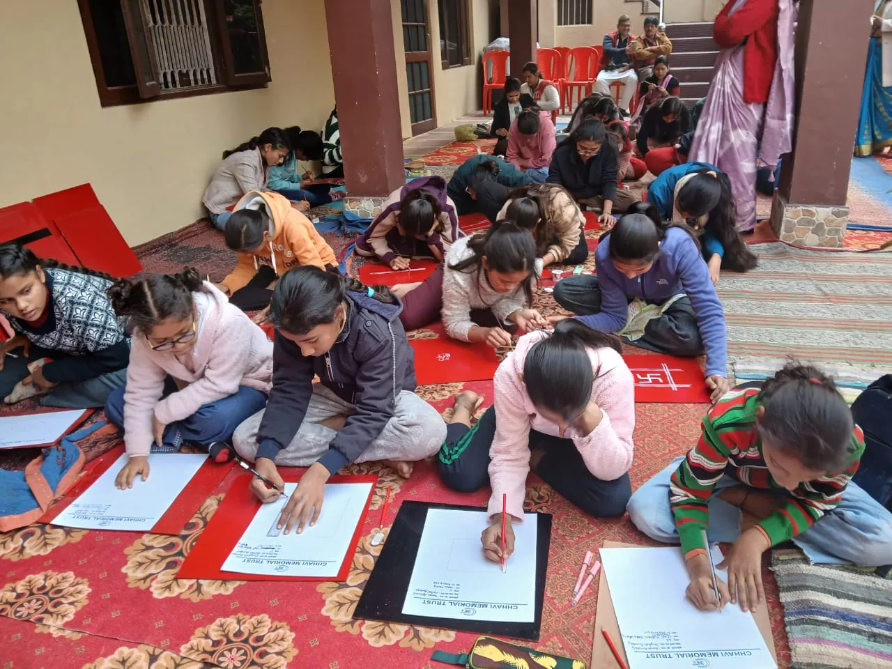 हल्द्वानीः ऐपण बनाकर लोक संस्कृति को किया जीवित 