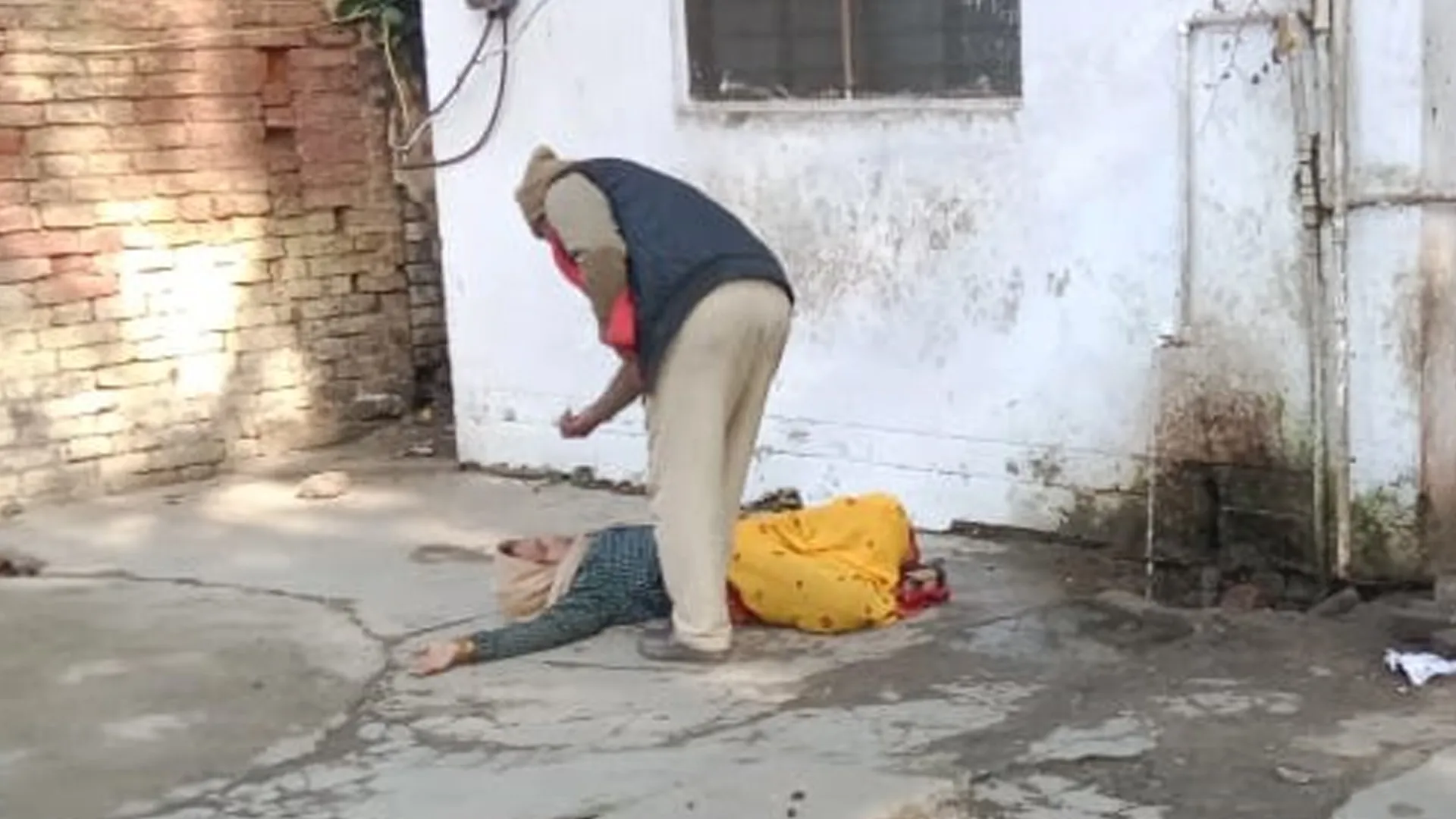 शाहजहांपुर : कोतवाली में बेहोश हुई महिला, भेजा अस्पताल