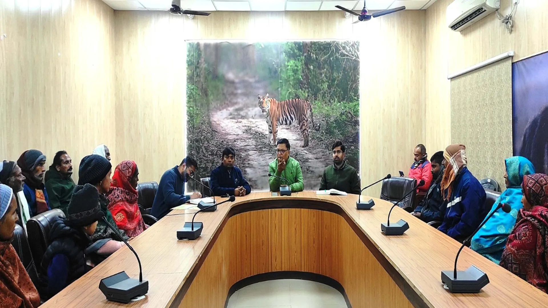 पीलीभीत: वन्यजीव संघर्ष से प्रभावित परिवारों की मदद को पीटीआर ने बढ़ाए हाथ, अब तक 52 लोग बाघ हमलों में गंवा चुके जान